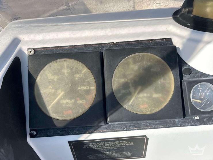 1990-bayliner-19ft-trophy-center-console-boat-w/-s/a-20ft-boat-trailer-image-5