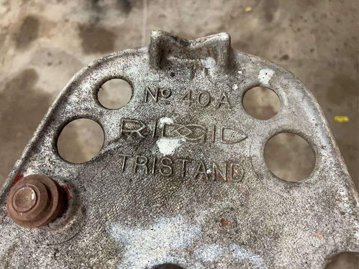 pipe-vise-and-shop-vac-image-6