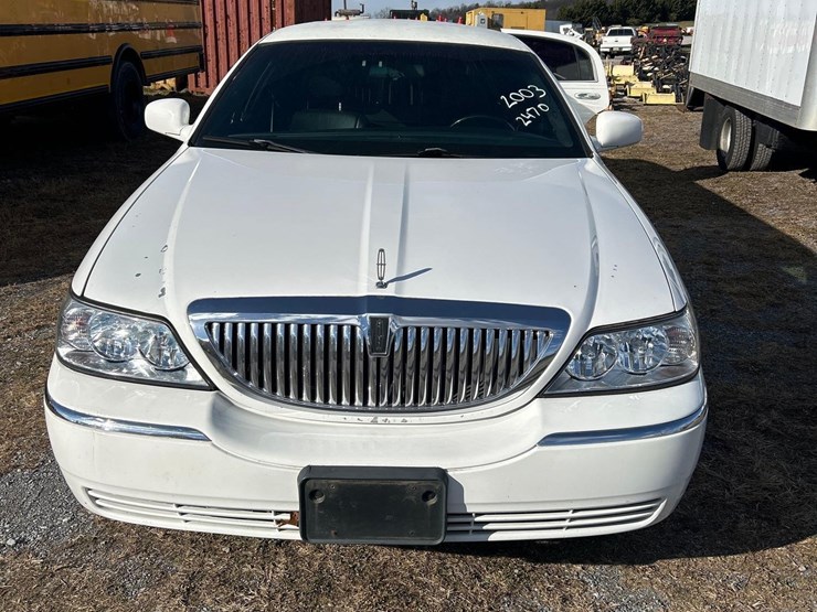 2003-lincoln-town-car-limo-image-2