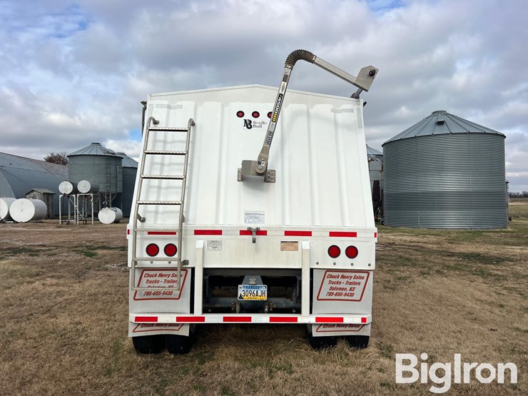 2011-neville-trailer-image-6