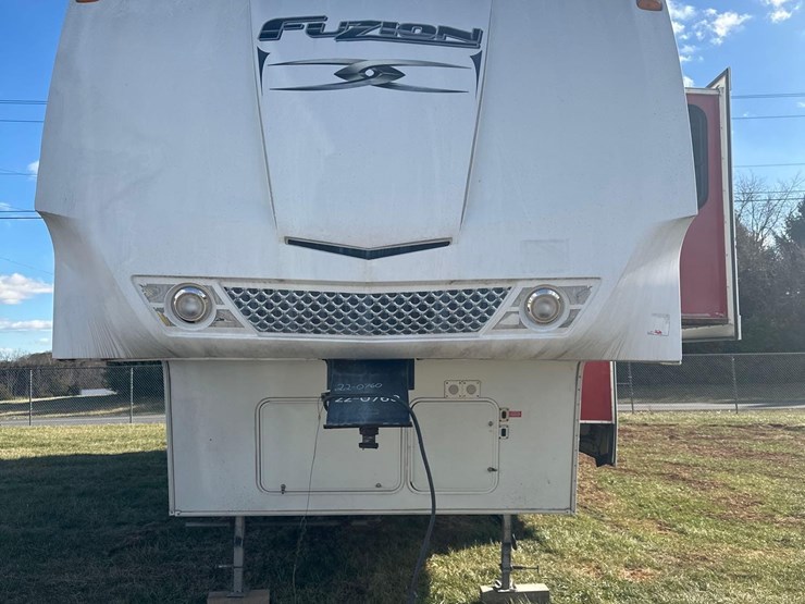 2009-fuzion-5th-wheel-camper/-toy-hauler-image-2