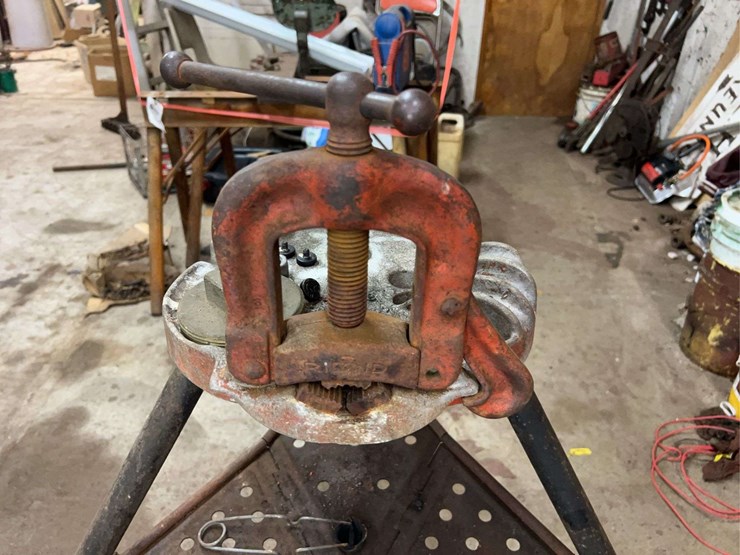 pipe-vise-and-shop-vac-image-8