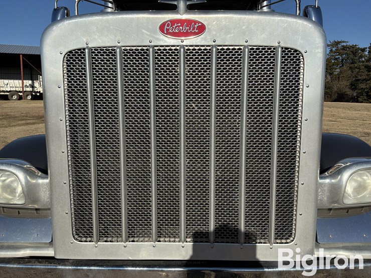 2010-peterbilt-389-image-12