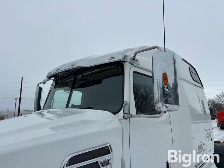 2016-western-star-5700xe-image-12