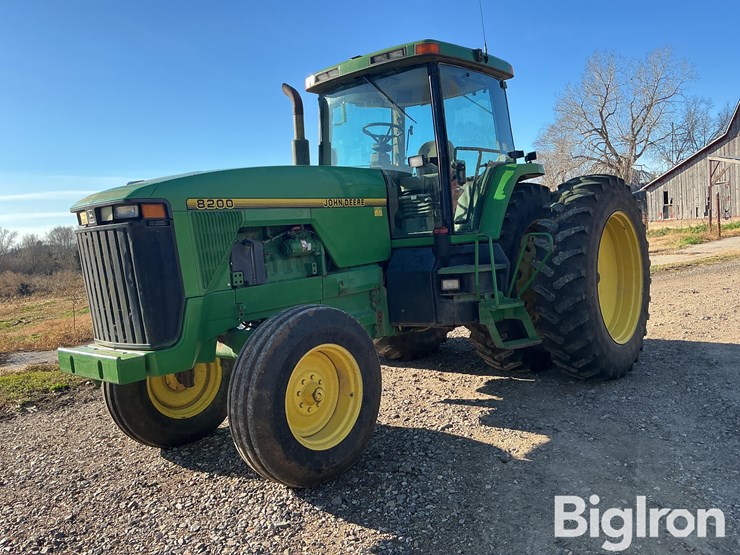 john-deere-8200-image-1
