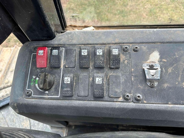 2015-caterpillar-d5k2-lgp-image-16