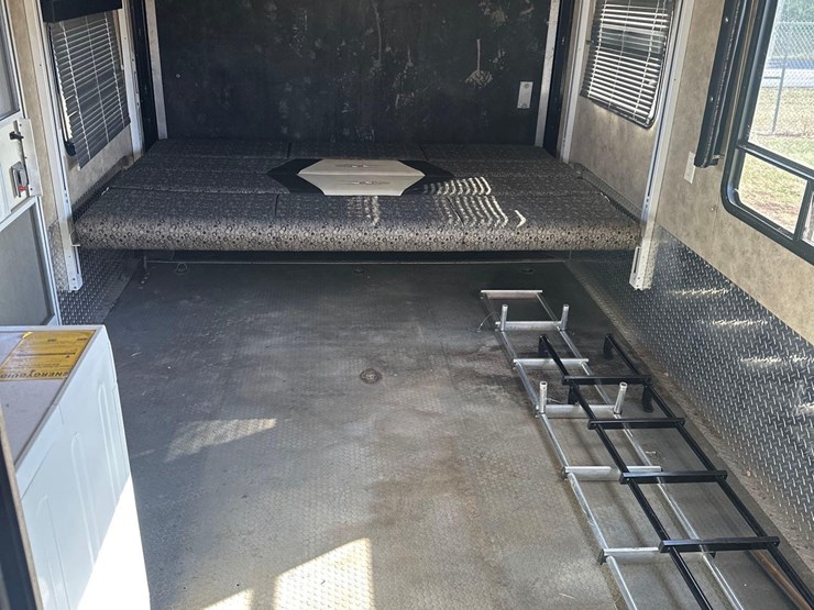 2009-fuzion-5th-wheel-camper/-toy-hauler-image-25