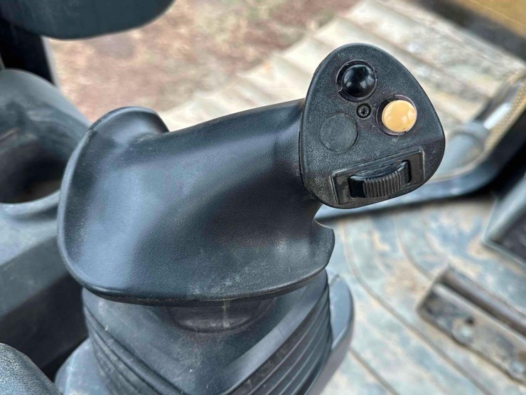 2015-caterpillar-d5k2-lgp-image-14