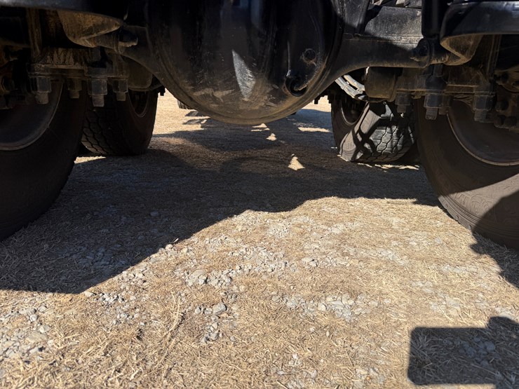 peterbilt-589-image-17