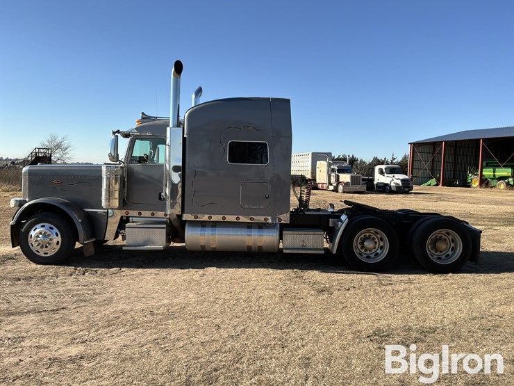 2010-peterbilt-389-image-8
