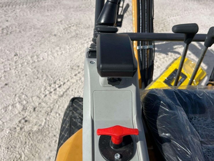 2025-cfg-industrial-qk18r-mini-excavator-image-8