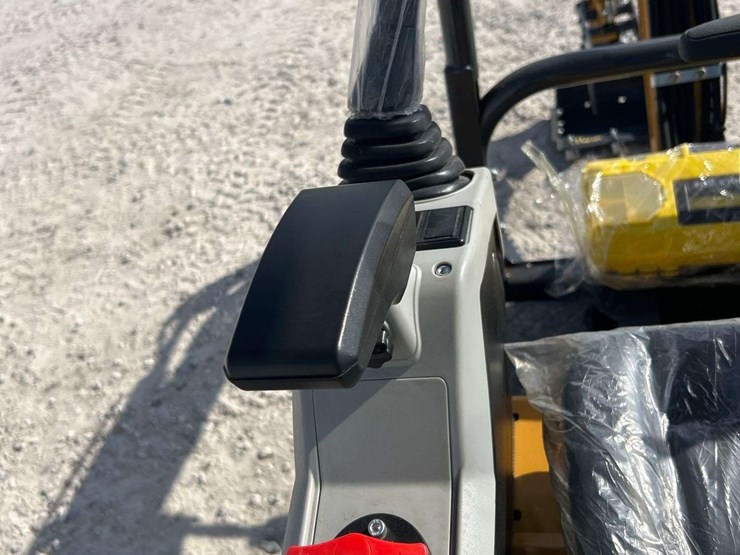 2025-cfg-industrial-qk18r-mini-excavator-image-11