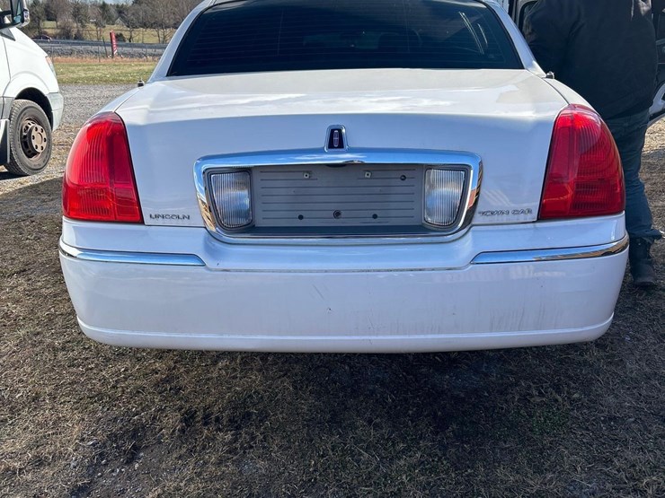 2003-lincoln-town-car-limo-image-5