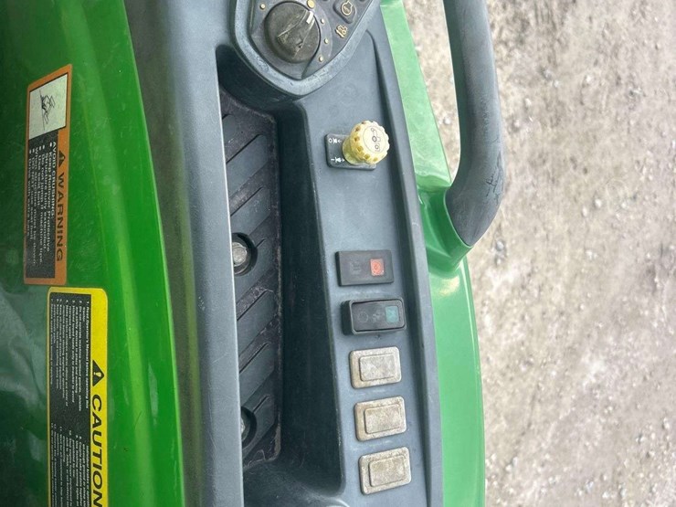 2016-john-deere-4044r-42hp-4wd-utility-tractor-image-13