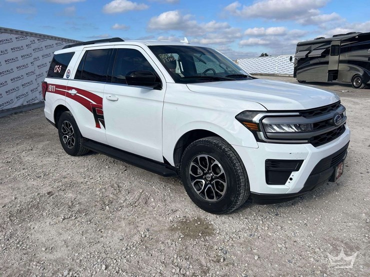 2023-ford-expedition-image-2