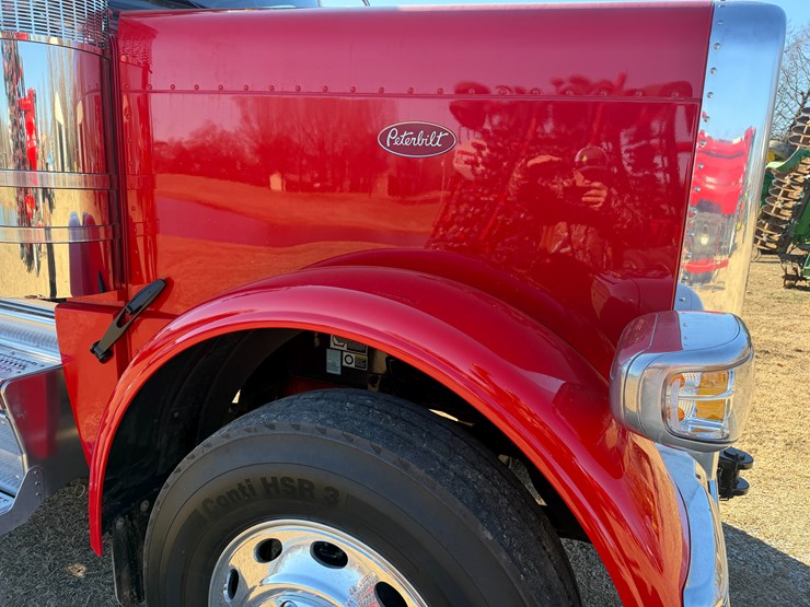 peterbilt-589-image-37