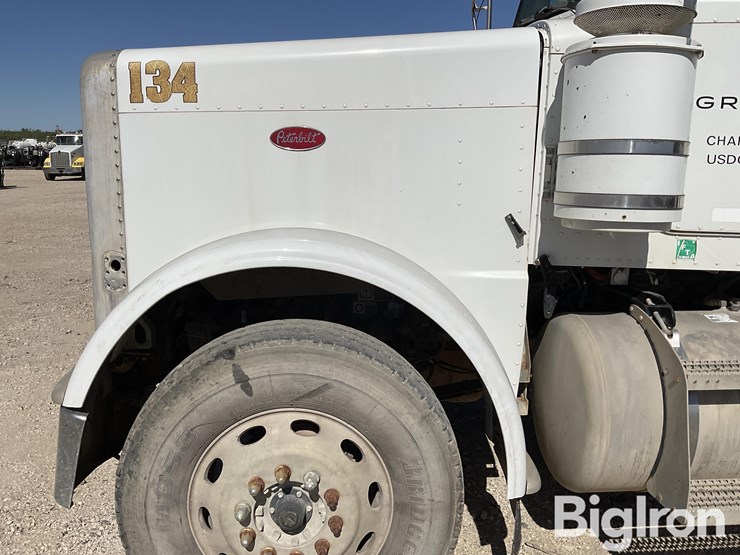 peterbilt-388-image-12