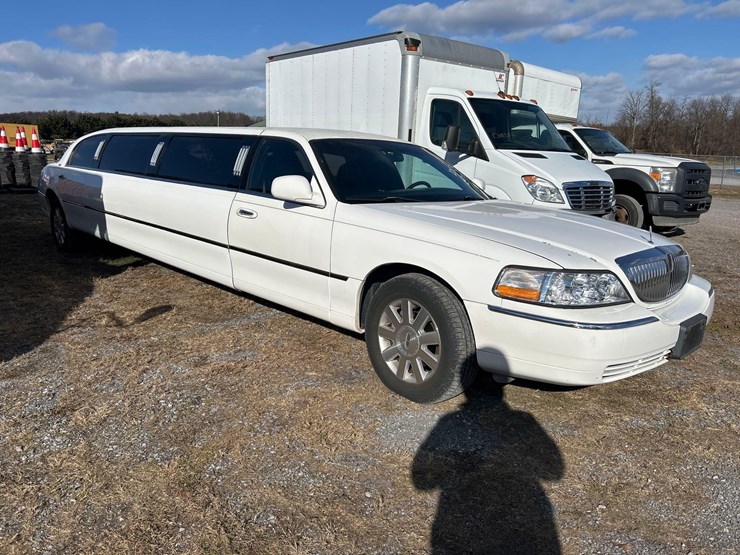 2003-lincoln-town-car-limo-image-3