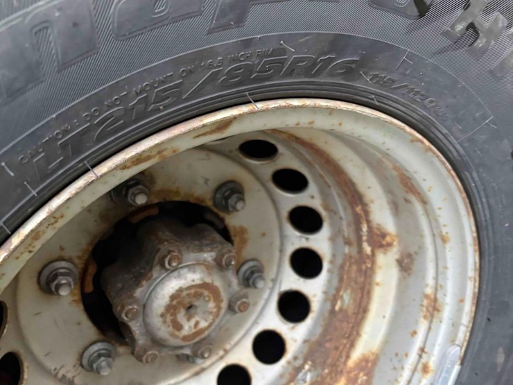 2013-mercedes-benz-bucket-truck-image-17