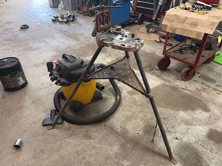 pipe-vise-and-shop-vac-image-2