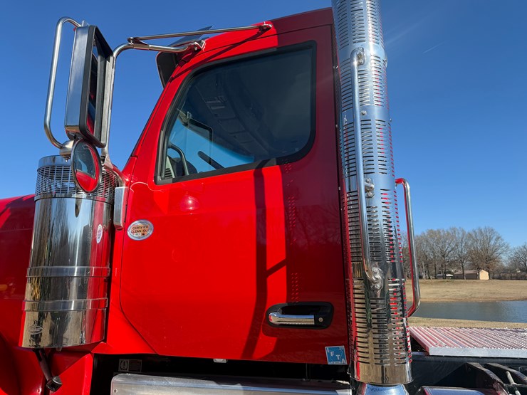 peterbilt-589-image-25