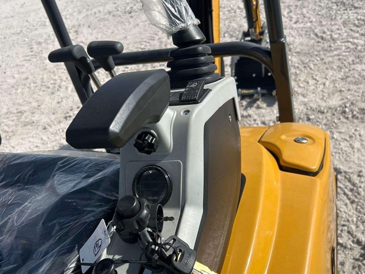 2025-cfg-industrial-qk18r-mini-excavator-image-10