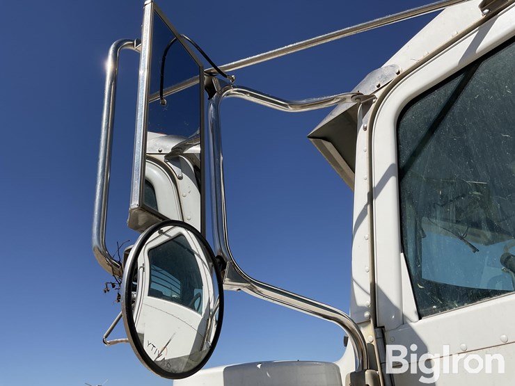 peterbilt-388-image-14