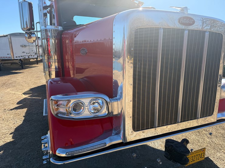 peterbilt-589-image-36