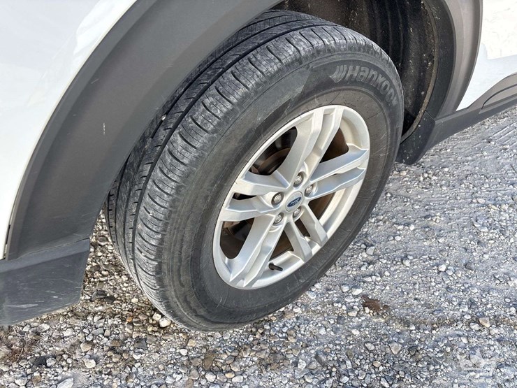 2022-ford-explorer-image-24