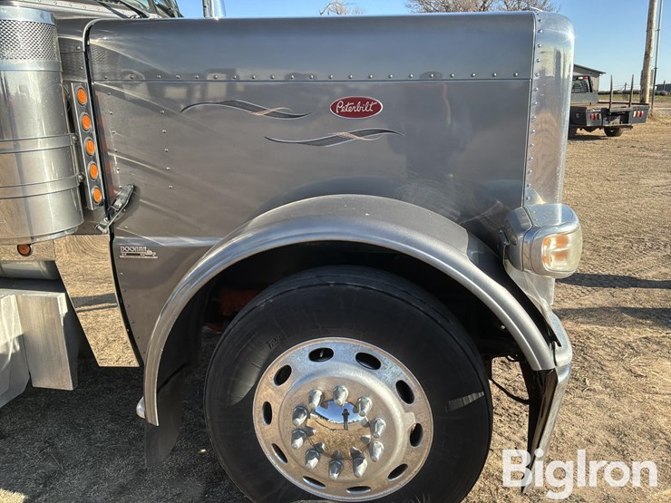 2010-peterbilt-389-image-17