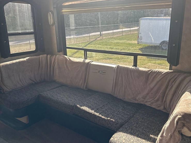 2009-fuzion-5th-wheel-camper/-toy-hauler-image-18