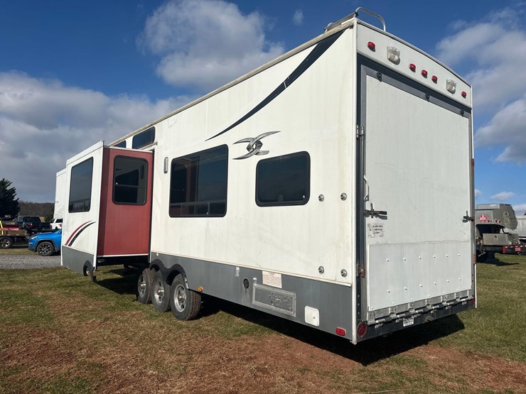 2009-fuzion-5th-wheel-camper/-toy-hauler-image-13