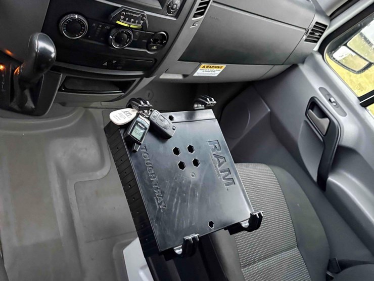 2013-mercedes-benz-bucket-truck-image-22