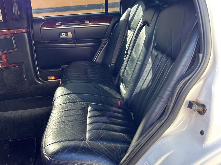 2003-lincoln-town-car-limo-image-10