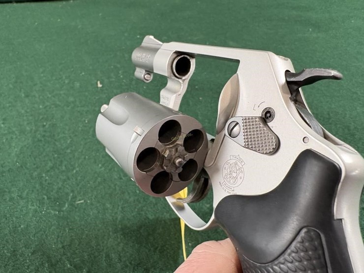 smith-&-wesson-airweight-38-&w-+-spl-revolver-image-9