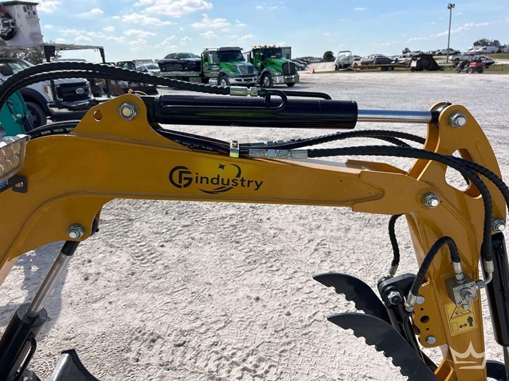 2025-cfg-industrial-qk18r-mini-excavator-image-12