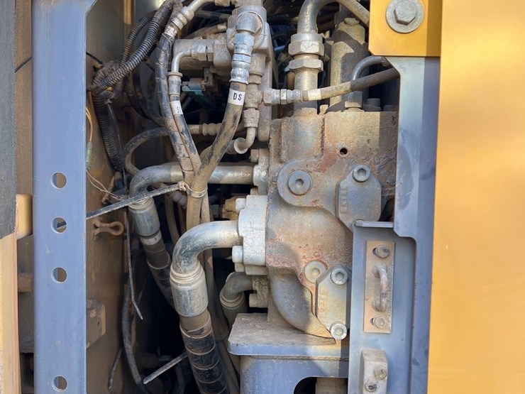 deere-245g-lc-image-16