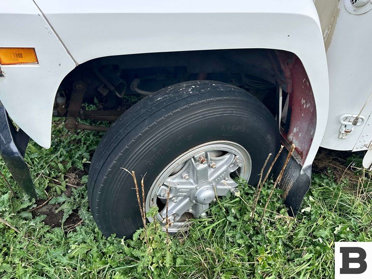 1988-ford-b700-image-13