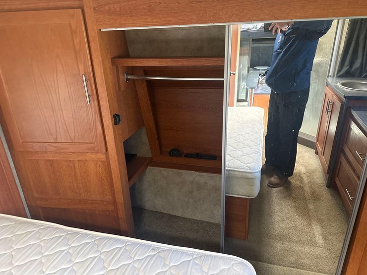 2009-fuzion-5th-wheel-camper/-toy-hauler-image-31