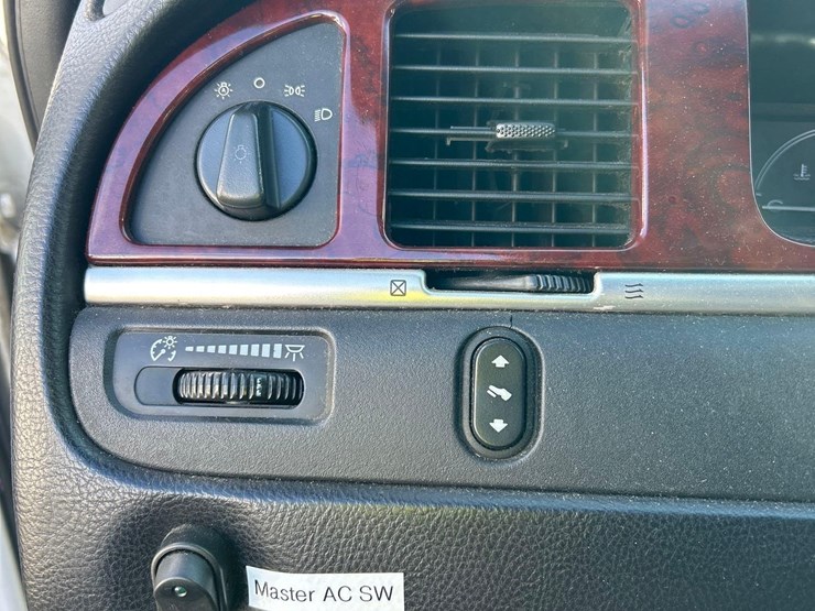 2003-lincoln-town-car-limo-image-21