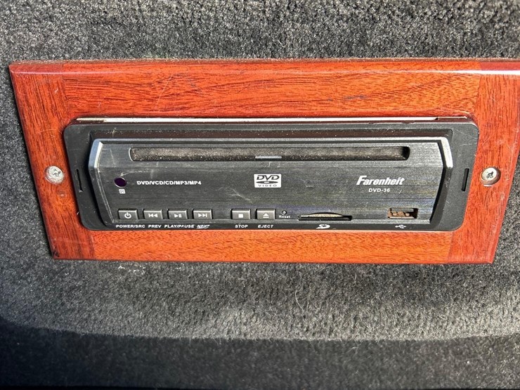 2003-lincoln-town-car-limo-image-13