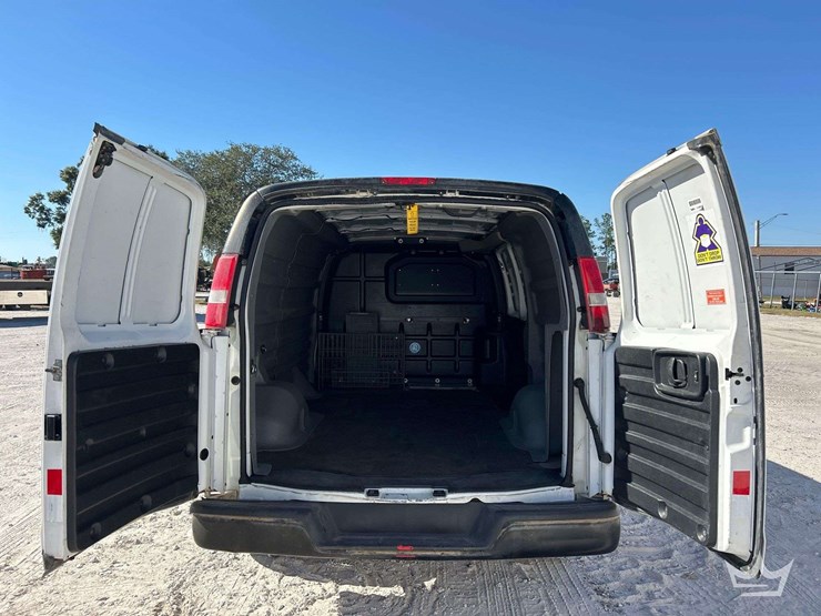 2017-chevrolet-express-2500-image-25