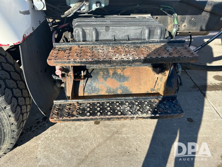 international-7400-image-28