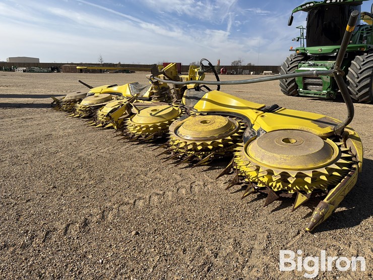 2024-john-deere-772-image-1