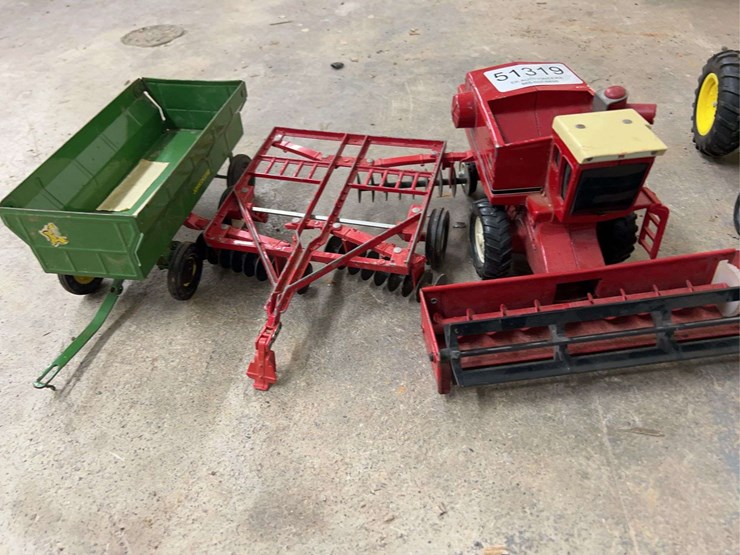 misc-toys--international-tractor,-john-deere-w/-loader,-international-combine,-disc,-wagon-image-6