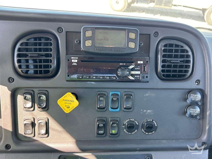 2018-freightliner-m2-106-image-19