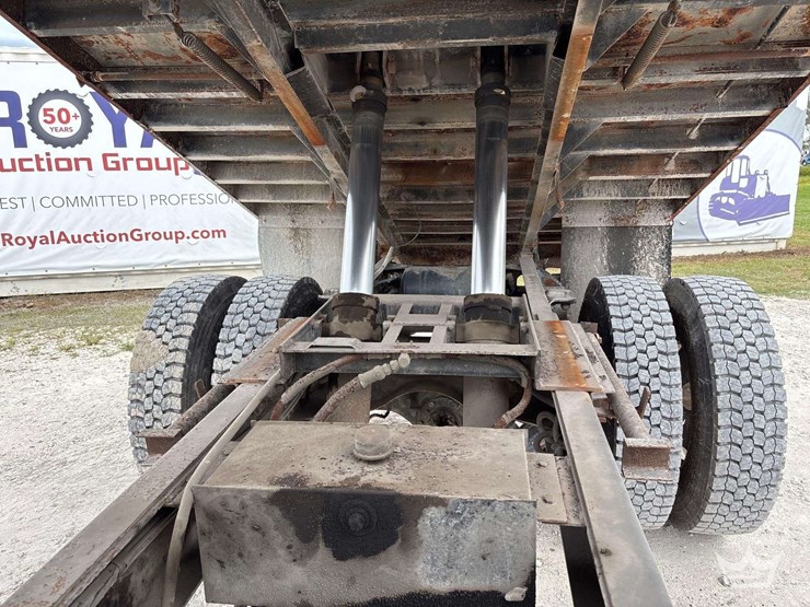 1999-gmc-c7500-s/a-dump-truck-image-13