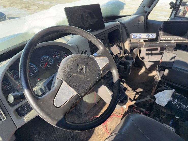 2012-ih-max-force-dry-fertilizer-spreader-image-8