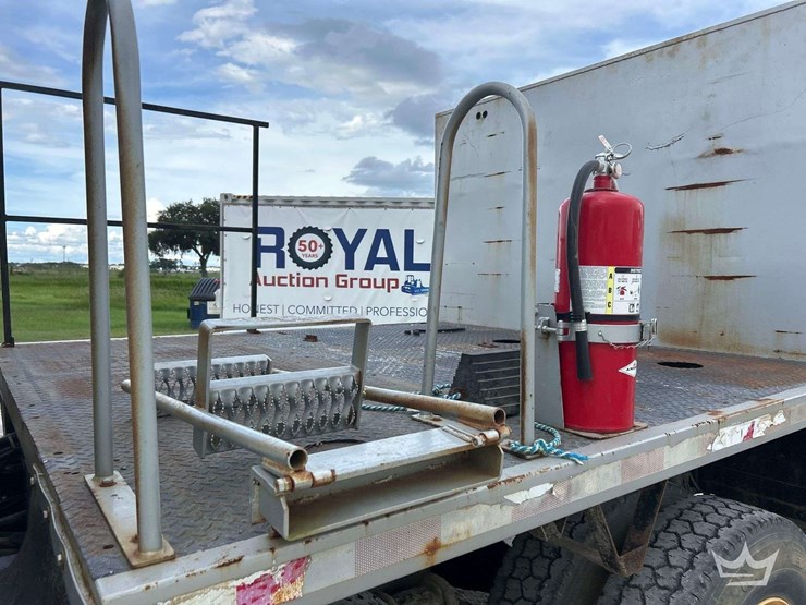 2004-mack-cv713-granite-fuel-and-lube-truck-image-18