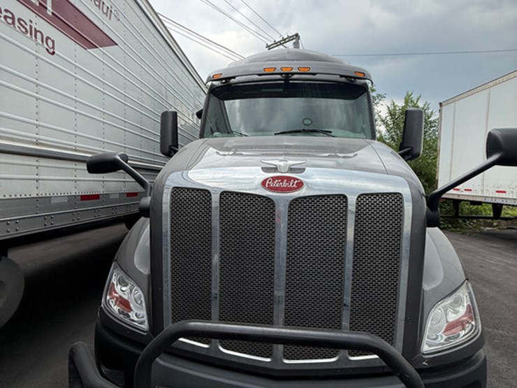 2019-peterbilt-579-image-2